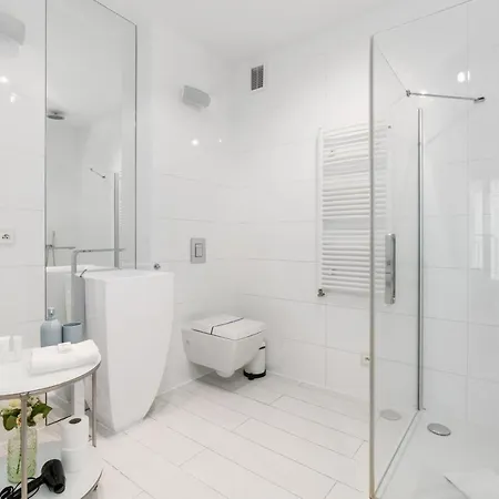 Modern Minimalism Near Old Market By Renters *