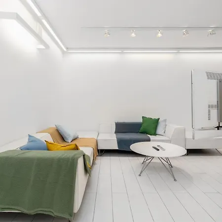 Modern Minimalism Near Old Market By Renters *